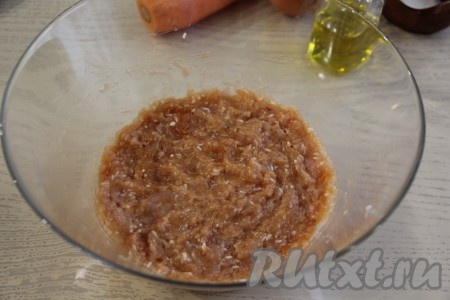 Тщательно перемешать фарш.