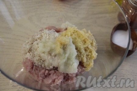 Одну картошину и одну луковицу очистить, промыть, пропустить через мясорубку и выложить к фаршу с рисом.