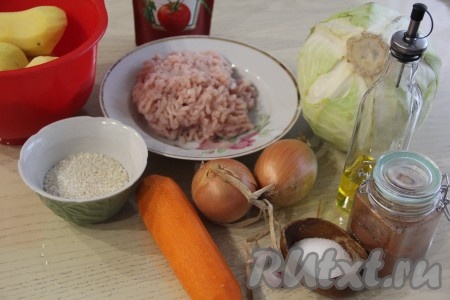 Прежде всего для получения фарша нужно мясо (я брала куриное филе) перекрутить через мясорубку. Морковь очистить и промыть. Картошку очистить от кожуры и залить полностью водой, чтобы картофелины не потемнели. Подготовить остальные ингредиенты.