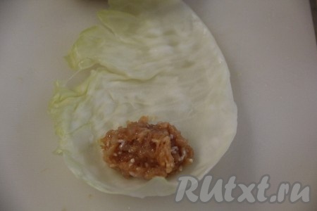 На подготовленный лист капусты выложить немного начинки и сформировать голубец, подвернув вначале боковые края капустного листа на начинку, а затем свернуть лист рулетиком. Я делала небольшие голубцы из половинок листа и у меня получилось 16 голубцов.