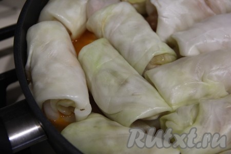 Влить в сковороду воду так, чтобы картофель был полностью покрыт водой.