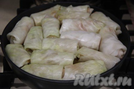 Поверх картофельной подушки в один слой разложить заготовки голубцов.