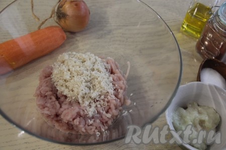 Рис предварительно следует хорошо промыть, лишней воде дать стечь. Выложить в миску фарш, добавить промытый рис.