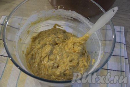 Перемешать тесто лопаткой до однородного состояния. Тыквенное тесто для пирога получится не жидким, вязким.