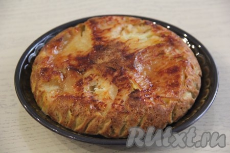 Перевернуть готовый пирог на тарелку и снять пергамент. Вот такая красивая корочка получилась.