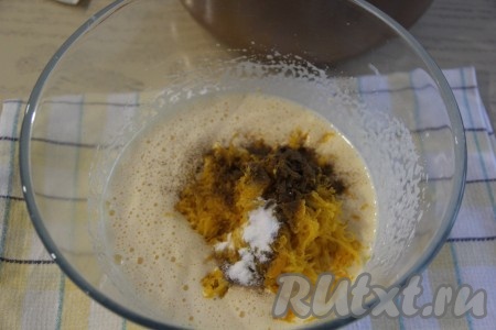 Добавить растительное масло, корицу и ванилин, перемешать миксером.