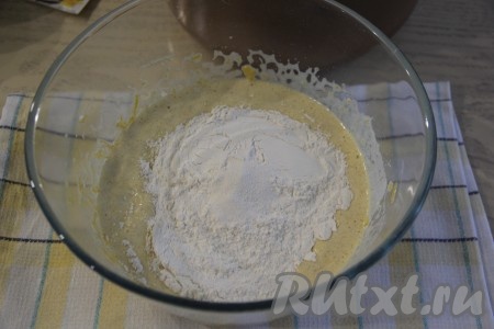 Всыпать просеянную муку, соль и разрыхлитель.