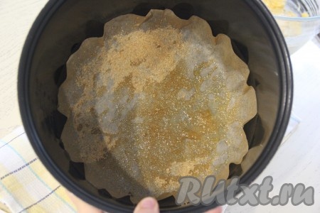Чашу мультиварки подготовить к выпечке, застелив дно чаши пергаментом и смазав пергамент растительным маслом, присыпать 1 столовой ложкой сахара (я присыпала тростниковым сахаром).