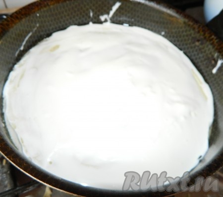 Сверху толстым слоем выкладываем сметану, разравниваем по всей поверхности.