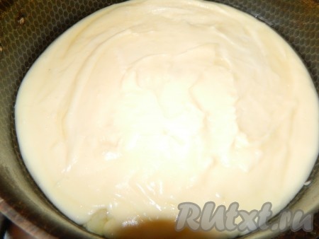 Смазываем форму небольшим количеством сливочного масла, перекладываем в неё пюре.