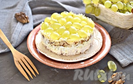 Из указанных в рецепте ингредиентов получается 3 порции слоёного салата с виноградом и курицей.