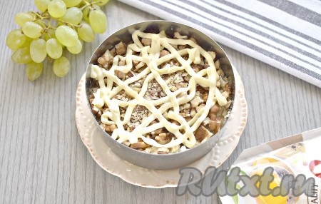 Сверху ореховый слой щедро покрываем майонезом.