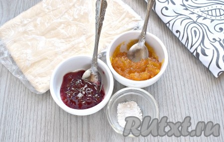 Заранее достаём слоёное тесто из холодильника и размораживаем его при комнатной температуре до мягкого состояния. Подготавливаем остальные ингредиенты.