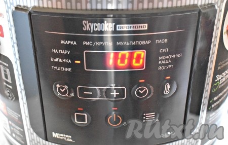 Закрываем мультиварку крышкой. Выбираем программу «Выпечка». Время устанавливаем на 1 час.