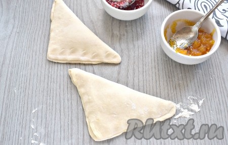 Начинку накрываем свободной стороной заготовки, образуя треугольник, как на фото. Края слоек прижимаем.