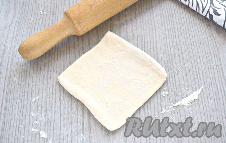 Каждый прямоугольник раскатываем в квадрат толщиной, примерно, 4-5 мм.