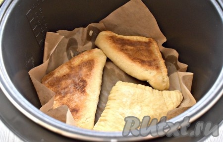 Через 30 минут крышку открываем, слойки переворачиваем на другую сторону. Снова закрываем крышку и продолжаем готовить до окончания программы.