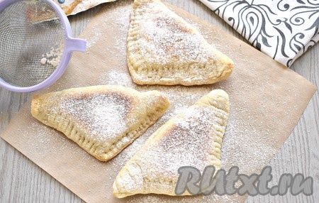 Готовые слойки с вареньем достаём из мультиварке, даём им остыть на решётке и посыпаем сахарной пудрой.