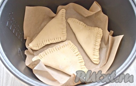 Застилаем дно съёмной чаши мультиварки бумагой для выпечки. Выкладываем слойки. У меня поместилось 3 штуки. Одну слойку пришлось выпекать отдельно.