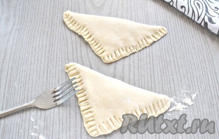 Тщательно скрепляем края слоек при помощи вилки.