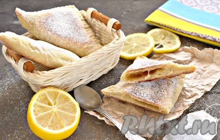 В этих слойках, приготовленных в мультиварке, отлично сочетаются приятно похрустывающее слоёное тесто и сладкая начинка. Эта простая и вкусная выпечка станет прекрасным дополнением к чаю!