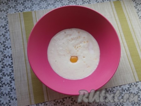 Затем опару вылить в большую по размеру миску, сюда же вбить сырое яйцо комнатной температуры, всыпать соль, добавить растопленное и остывшее сливочное масло.