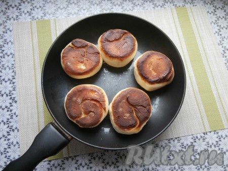 Их нужно перевернуть и готовить под крышкой ещё минут 5.