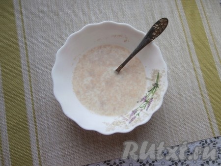 Сперва приготовим опару, для этого в тёплом молоке нужно растворить сахар, всыпать дрожжи. Молоко не нужно сильно греть, его температура должна быть не более 40 градусов, иначе дрожжи не сработают.