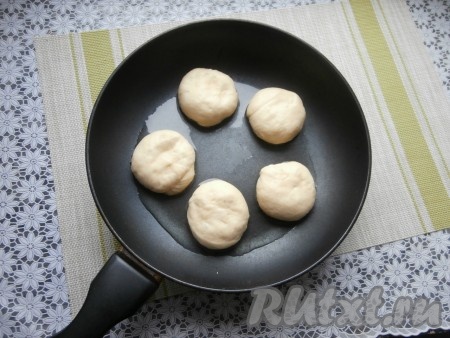 Сковороду разогреть с растительным маслом, огонь сделать минимальным. Выкладывать дрожжевые булочки на сковороду, немного приплюснув их рукой. Готовить булочки частями, под закрытой крышкой, примерно, 10-12 минут.