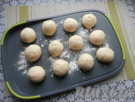 Затем тесто обмять, поместить в целлофан и отправить в холодильник на пару часов. После этого разделить тесто на 12 частей, каждую - скатать в шарик.