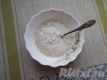 В эту массу всыпать 1-2 столовые ложки муки от общего количества.