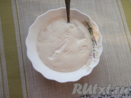 Хорошенько перемешать, накрыть опару плёнкой и оставить в тёплом месте на 10-15 минут (до образования характерной "шапочки").