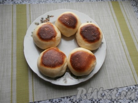 Готовые булочки выложить на тарелку и дать им остыть. Аналогично испечь на сковороде все булочки.