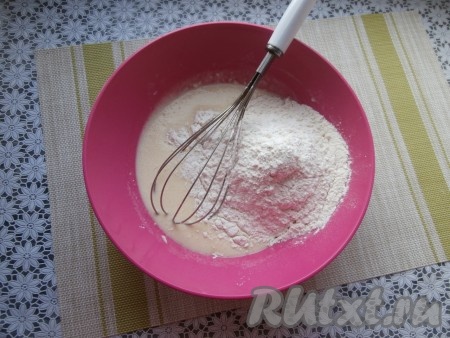 Перемешать содержимое миски и всыпать оставшуюся муку.
