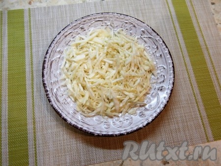 Мясо птицы отварить в подсоленной воде до готовности (если готовите с индейкой, то с момента закипания воды на варку потребуется около часа, если с курицей - на варку нужно будет 25-30 минут), остудить. Капусту нашинковать, посолить, помять руками. Выложить капусту на плоскую тарелку первым слоем.