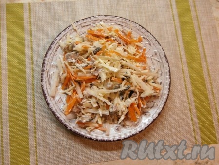  Уже за столом салат нужно перемешать, он получается очень вкусным!