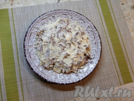 Щедро смазать мясо смесью майонеза и чеснока.