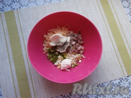 В миску с сыром и яйцом добавить мелко нарезанное филе селёдки, измельчённый зелёный лук, размягчённое сливочное масло (масло отлично размягчится при комнатной температуре, если заранее достать его из холодильника), соль и перец по вкусу.