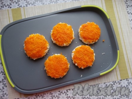 Отварную морковку натереть на мелкой тёрке и выложить её ровным слоем на бутерброды.