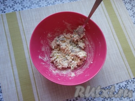 Тщательно перемешать с помощью вилки содержимое миски.