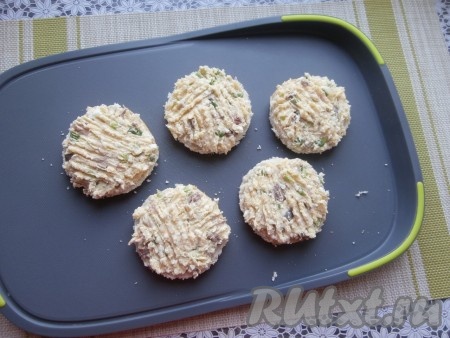 Смазать кружочки батона подготовленной массой, разровнять вилкой.