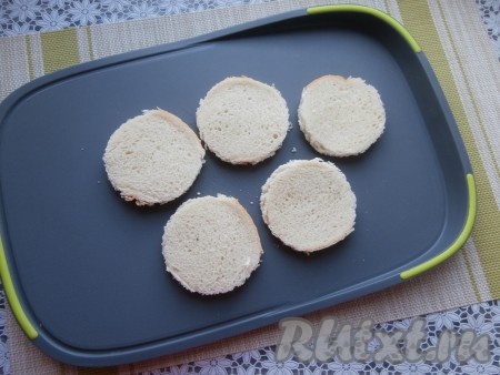 Из ломтей батона вырезать стаканом кружочки.