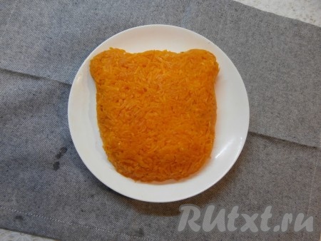 Отварную морковку натереть на мелкой терке и полностью покрыть ровным слоем всю поверхность салата, в том числе и с боков.
