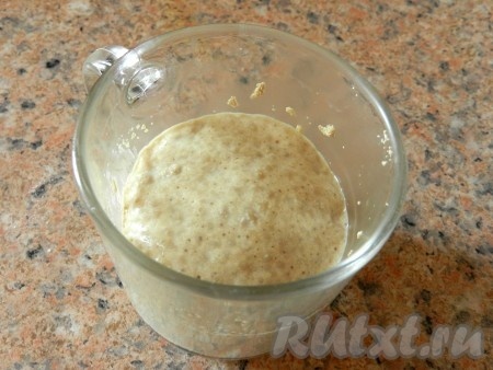 В теплом молоке развести дрожжи и часть сахара. Поставить в теплое место для подхода на 20 минут. На поверхности должна образоваться "шапочка".