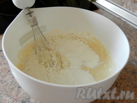 Постепенно всыпать муку и замешивать тесто сначала в миске,