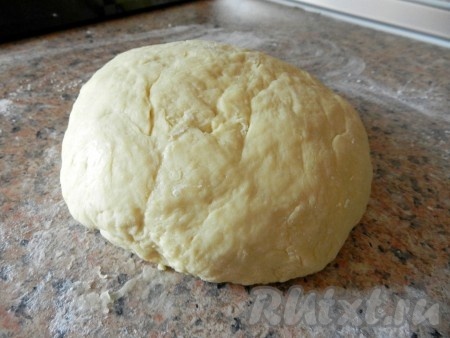 потом переложить на присыпанный мукой стол и тщательно вымесить. Лишнюю муку не добавлять. Тесто должно получиться мягким, эластичным, не липким. Положить тесто в миску, накрыть чистым полотенцем и оставить в теплом месте на 1,5 часа.