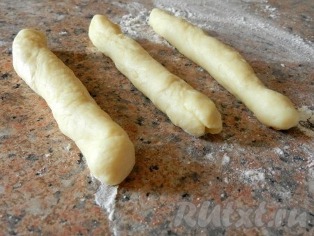 Форму булочкам можно придать любую. Я сегодня решила испечь "косички". Для этого небольшие кусочки теста руками раскатать в жгутики.