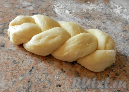 Вот такая булочка-косичка получается.