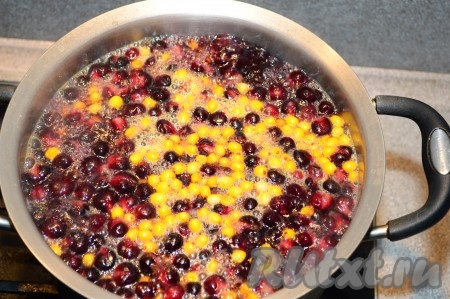 Как только компот из облепихи и смородины закипит, уменьшить огонь до ниже среднего и продолжить варить ещё 5-7 минут. Затем накрыть компот крышкой, дать ему настояться и остыть. Остывший напиток процедить через сито.