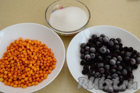 Подготовить продукты. Отмерить необходимое количество сахара. Ягоды облепихи перебрать и очистить от веточек и листиков, промыть под проточной водой. Если вы готовите с замороженной облепихой, размораживать ягодки не нужно. Для компота я взяла замороженную чёрную смородину, она уже промыта и с ней ничего делать не надо. Вместо чёрной смородины, можно сварить компот с белой или красной смородиной, тоже будет вкусно и полезно.